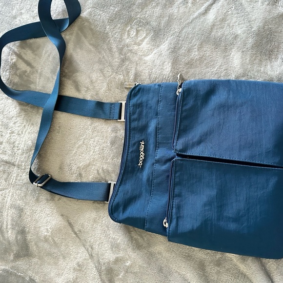 Blue Baggallini cross body bag.  Perfect - Picture 4 of 4
